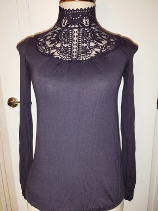 Blusa morada con encaje