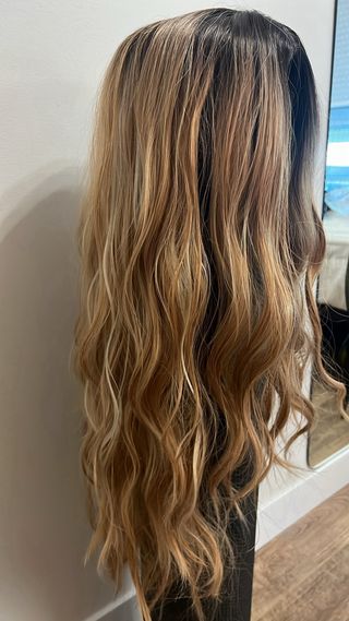 Peluca rubia con raices castañas