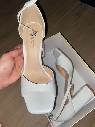 Tacones blancos elegantes