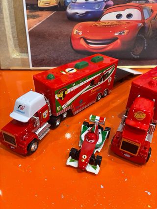 camiones y coches de metal de la película Cars