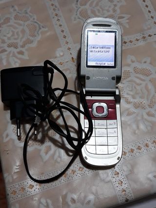 Nokia teléfono móvil rojo y plateado