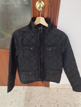 Chaqueta acolchada negra. Casi sin uso.
