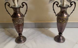 Jarrones antiguos plateados con ramos metalizados