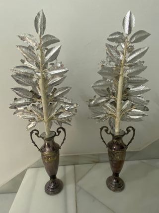 Jarrones antiguos plateados con ramos metalizados