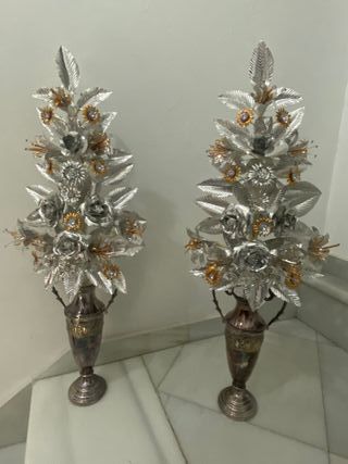 Jarrones antiguos plateados con ramos metalizados