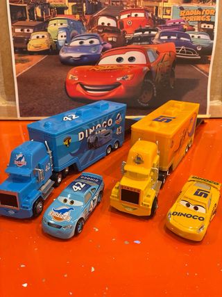 Camiones y coches de metal de la película Cars