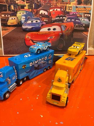 Camiones y coches de metal de la película Cars