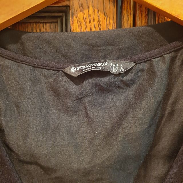 Vestido negro Stradivarius con chaleco