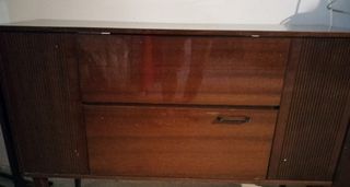 Tocadiscos antiguo con radio