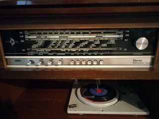 Tocadiscos antiguo con radio