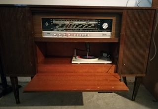 Tocadiscos antiguo con radio