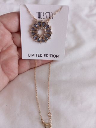 Collar dorado con dije floral azul