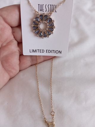 Collar dorado con dije floral azul