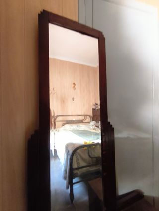 Mueble organizador con espejo antiguo