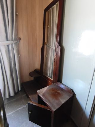 Mueble organizador con espejo antiguo