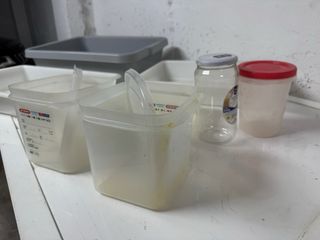 Bandejas y tápers de plástico - Gris y blanco