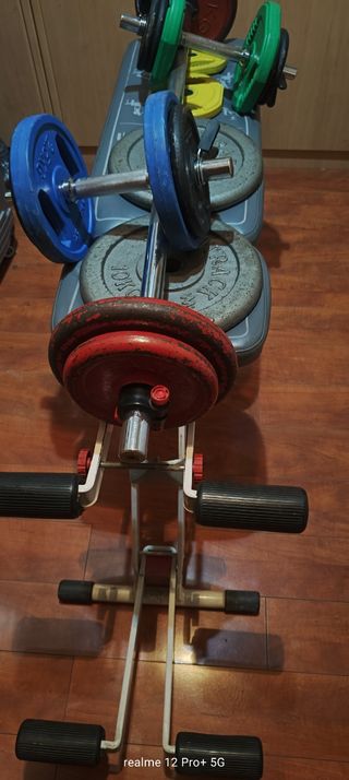Pesas y banco musculación