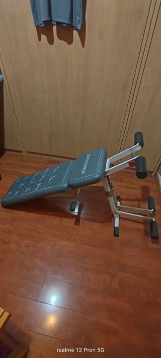 Pesas y banco musculación