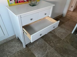 Cómoda blanca de madera