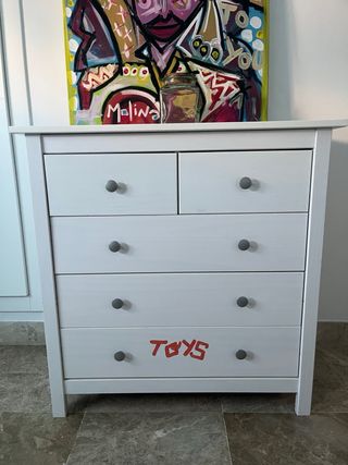 Cómoda blanca de madera