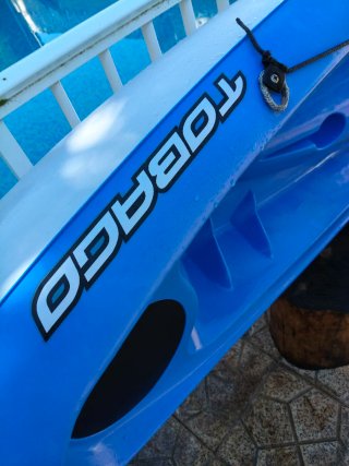 Kayak azul para dos personas, se pueden ir tres.