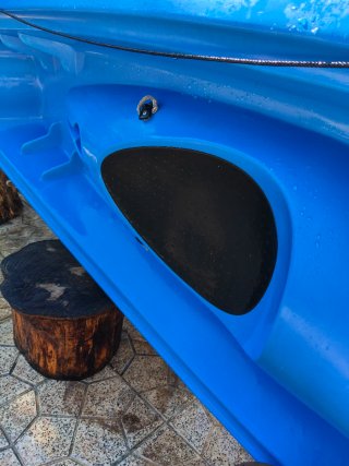 Kayak azul para dos personas, se pueden ir tres.