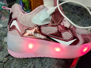 Zapatillas niña luces LED rosa con ruedas num. 32
