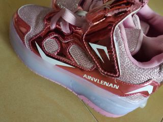 Zapatillas niña luces LED rosa con ruedas num. 32