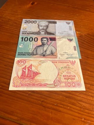 Billetes Indonesia: 100, 1000, 2000 Rupias