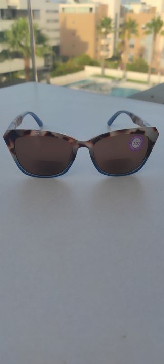 Gafas de sol de lectura montura carey y azul.