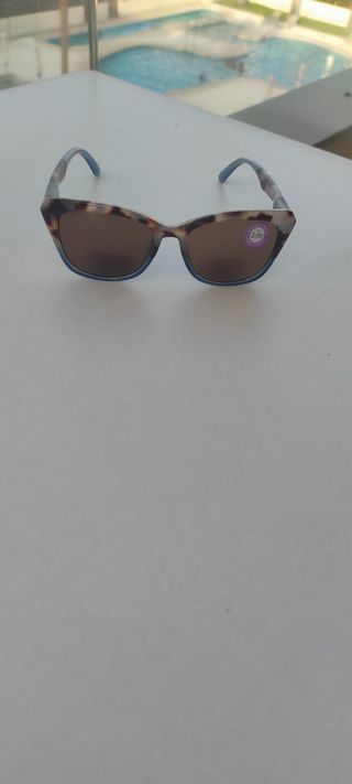 Gafas de sol de lectura montura carey y azul.