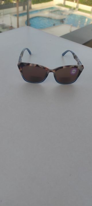 Gafas de sol de lectura montura carey y azul.