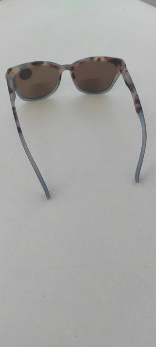 Gafas de sol de lectura montura carey y azul.