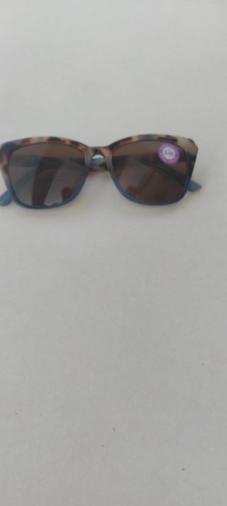 Gafas de sol de lectura montura carey y azul.