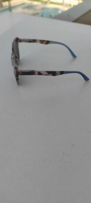 Gafas de sol de lectura montura carey y azul.
