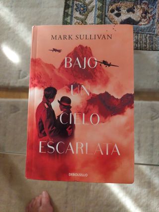 Bajo un cielo escarlata