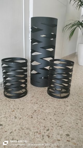 2 lámparas metal negro y un paragüero