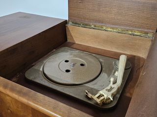 Radio antigua de madera