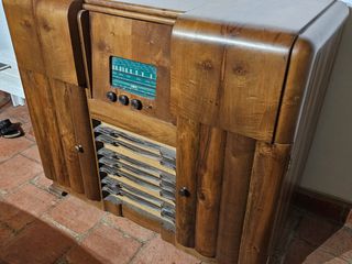 Radio antigua de madera