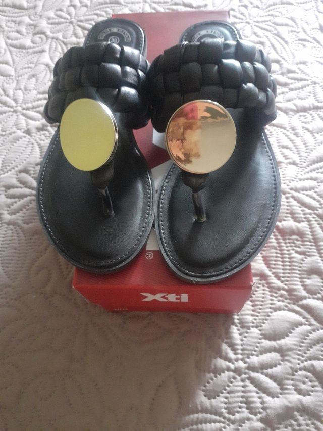 Chanclas Xti negras y doradas - talla 39