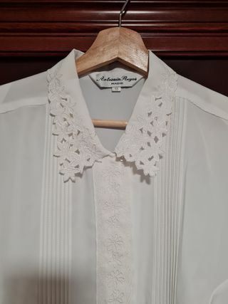 Blusa con encaje y bordados. Artesania Reyes. 