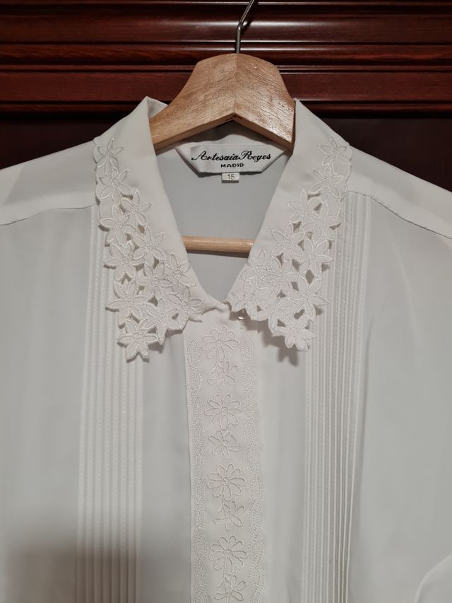 Blusa con encaje y bordados. Artesania Reyes.