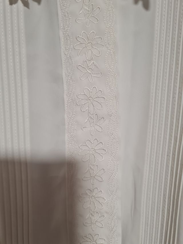 Blusa con encaje y bordados. Artesania Reyes.