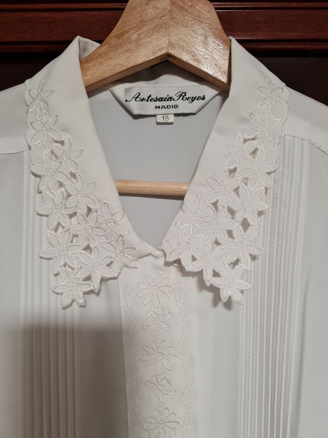 Blusa con encaje y bordados. Artesania Reyes.