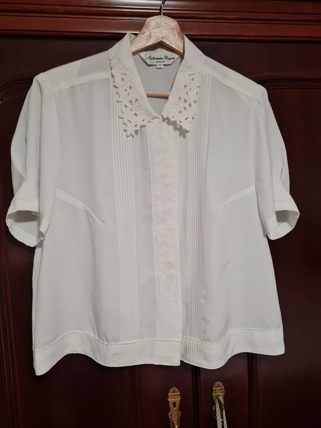 Blusa con encaje y bordados. Artesania Reyes.