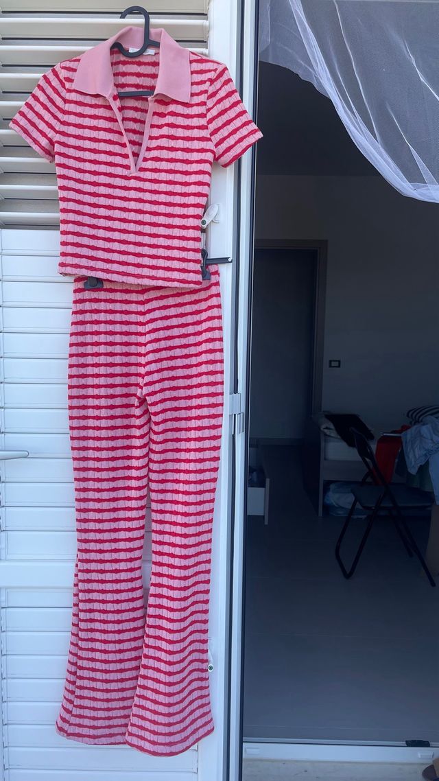 Completo maglia pantaloni a righe rosa