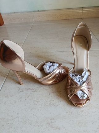 Zapatos tacón dorado mujer
