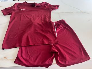 Chándal NIKE granate. adulto.