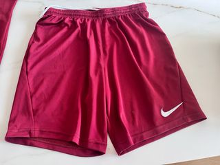 Chándal NIKE granate. adulto.