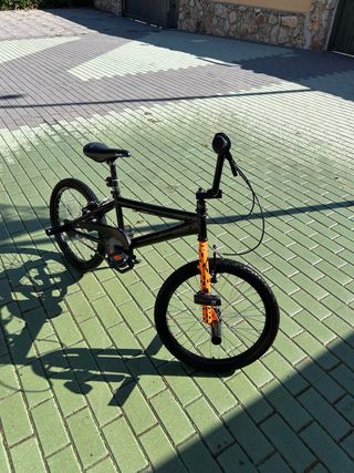 Bicicleta BMX negra